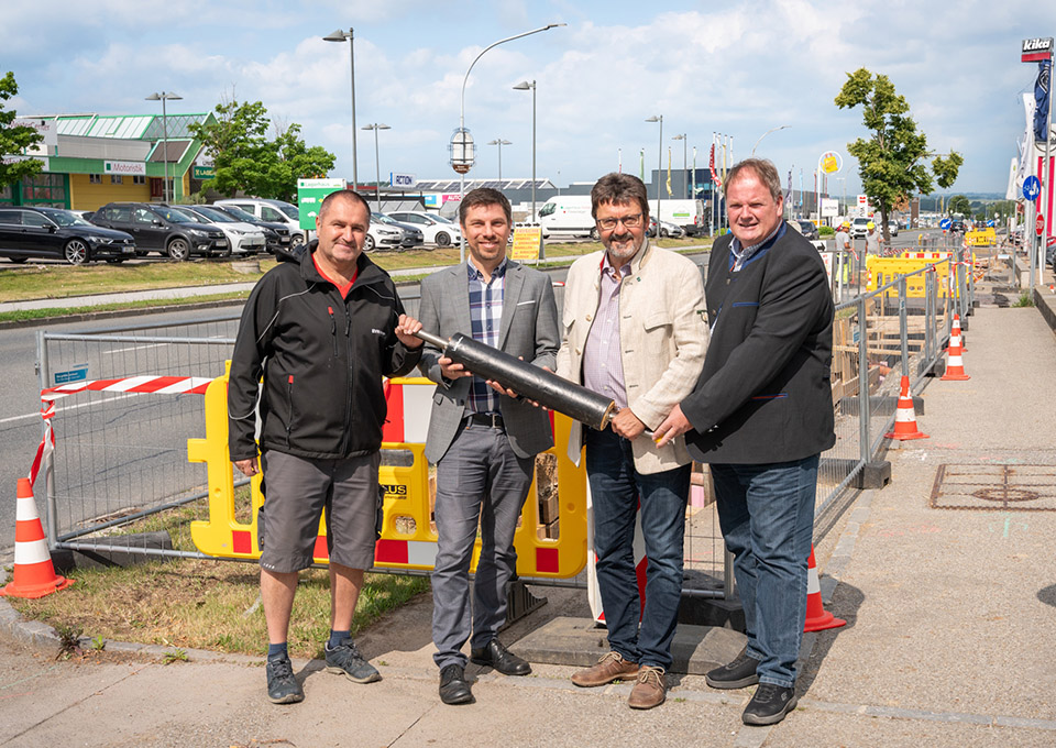 Netz NÖ Bauleiter Werner Schönhacker, EVN Wärme Projektleiter Markus Goldsteiner, Bgm. Gerhard Lentschig und Verkehrsstadtrat Manfred Daniel beim Lokalaugenschein in der Prager Straße. Foto: Anton Ettl
